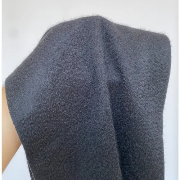 LOUIS VUITTON ✨️ EUC Cashmere Black Scarf - Picture 10 of 13